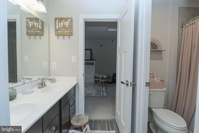 bathroom with a shower with curtain, vanity, and toilet