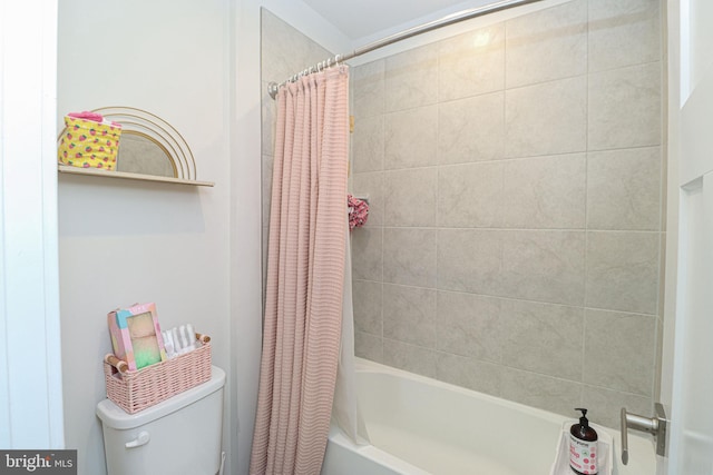 bathroom featuring toilet and shower / bath combo with shower curtain