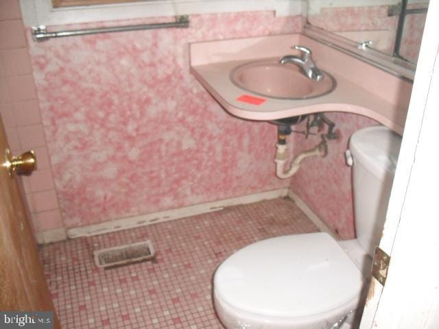 bathroom with sink and toilet