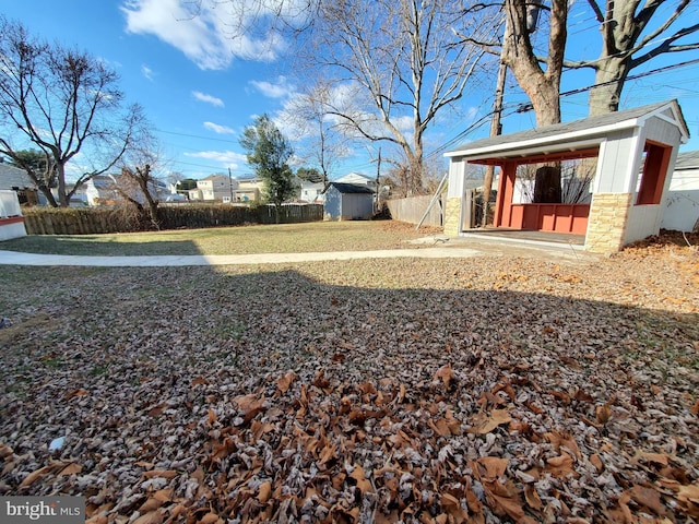 view of yard featuring a shed