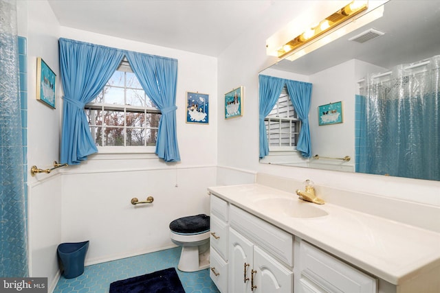 full bath with a shower with shower curtain, visible vents, vanity, and toilet