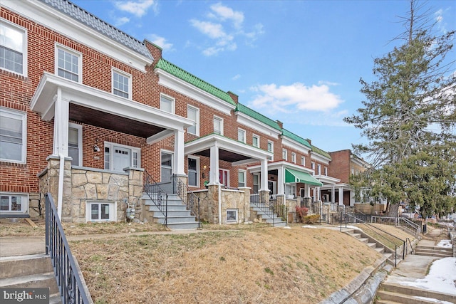 multi unit property featuring a front yard