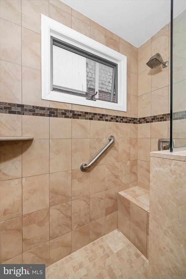 bathroom featuring tiled shower