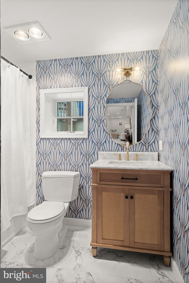 full bathroom featuring shower / tub combo with curtain, vanity, and toilet