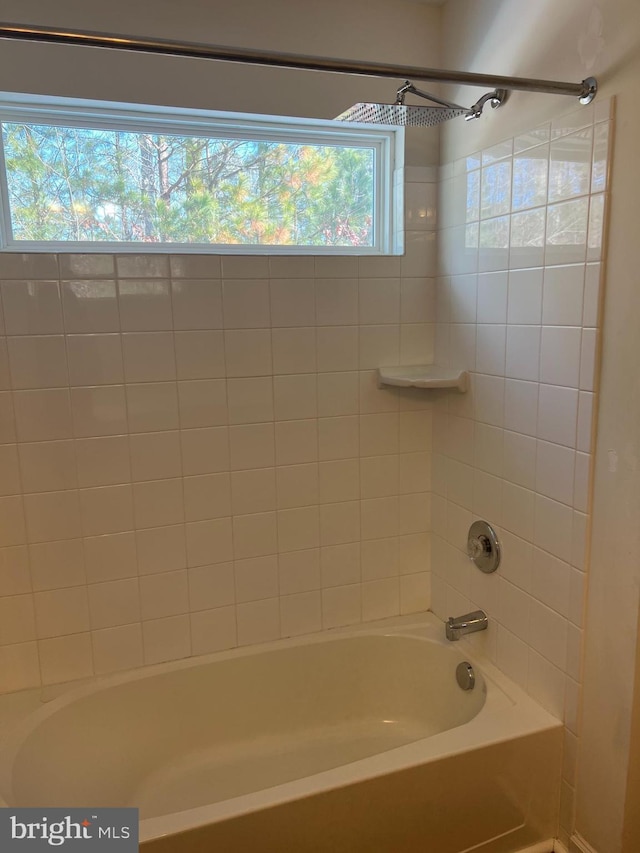 bathroom featuring tiled shower / bath