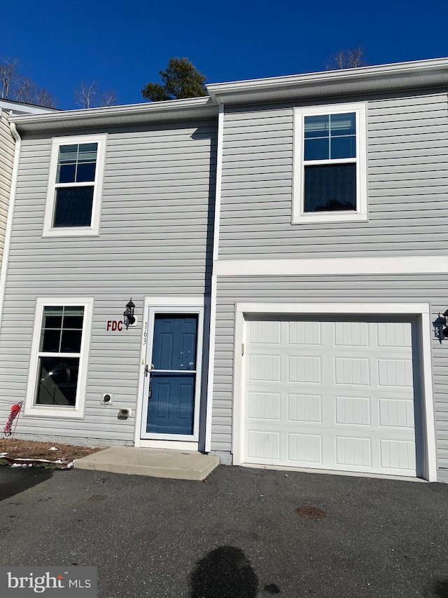 view of front facade with a garage