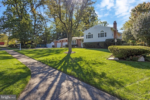 view of front of home featuring a front yard and a garage