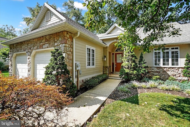 view of front facade featuring a garage