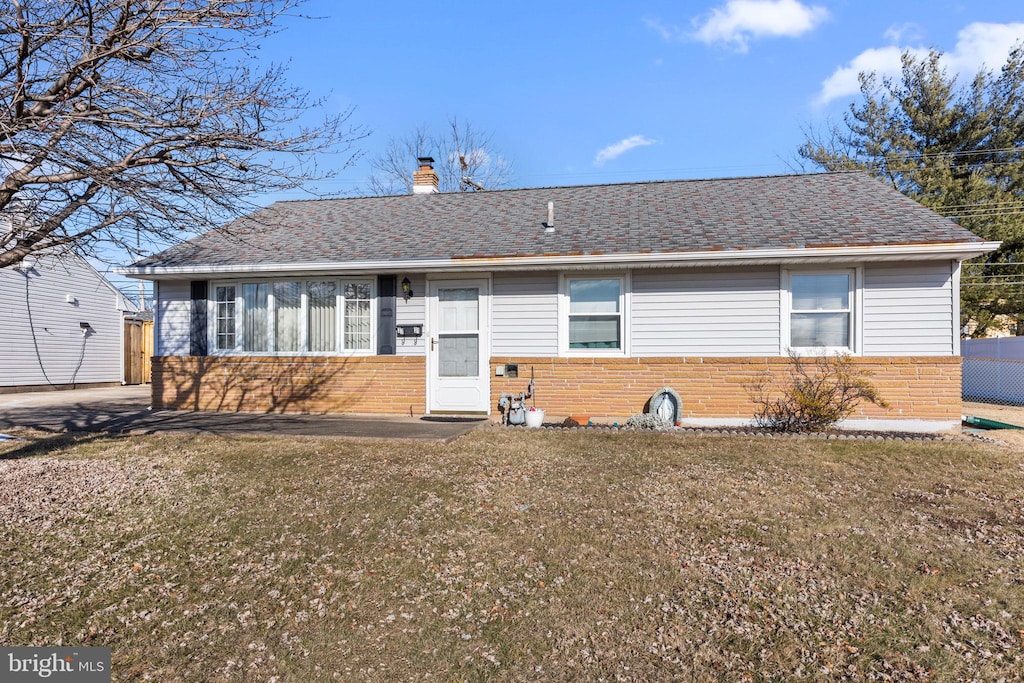 ranch-style house featuring a front lawn