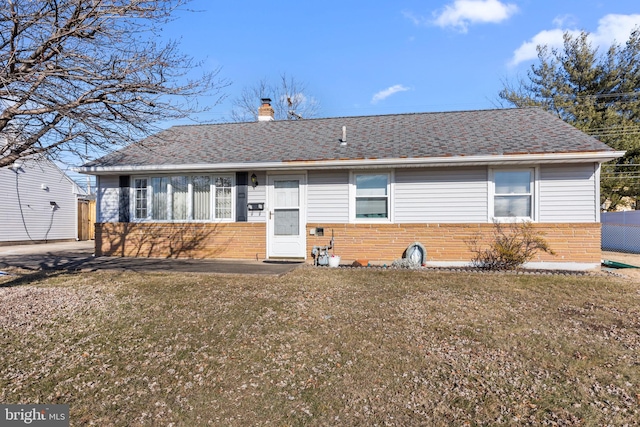 ranch-style house featuring a front lawn