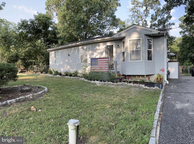 view of front facade featuring a front lawn