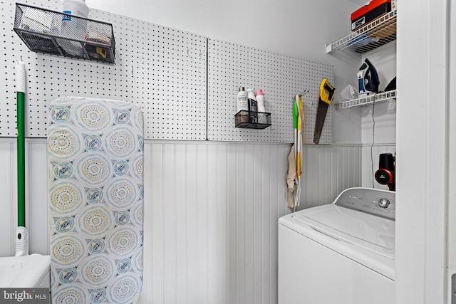 laundry area with washer / clothes dryer