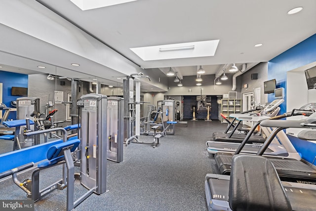 exercise room featuring a skylight