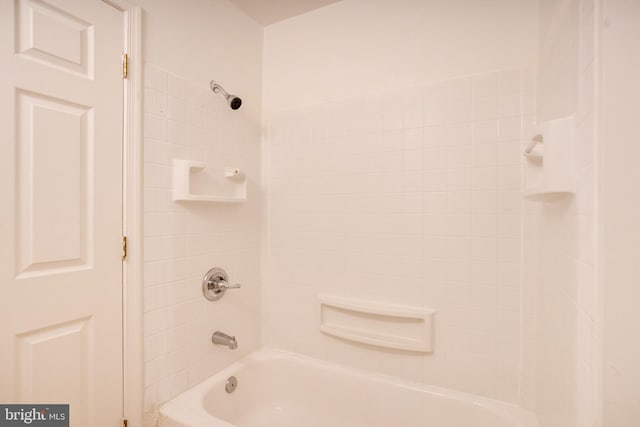 bathroom with tiled shower / bath