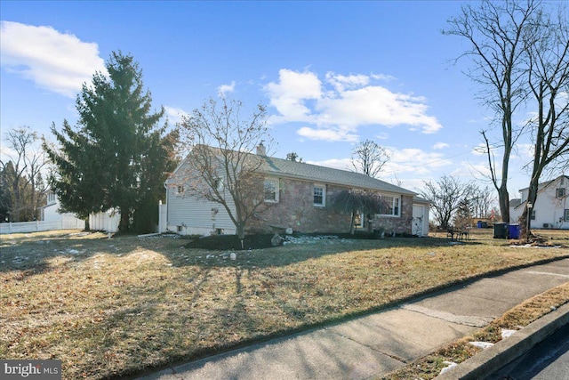 view of front of property featuring a front yard