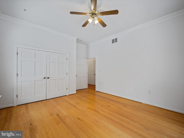 unfurnished bedroom with ceiling fan, ornamental molding, a closet, and light hardwood / wood-style floors