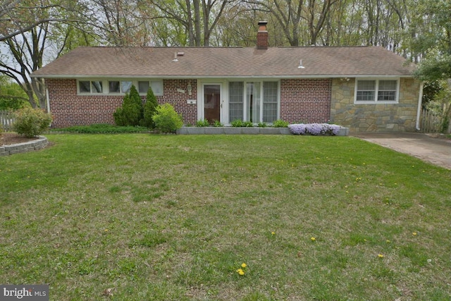 ranch-style home featuring a front yard