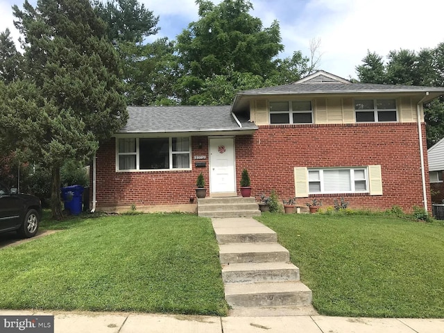 tri-level home featuring a front lawn