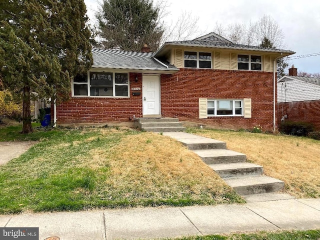 view of front facade featuring a front lawn