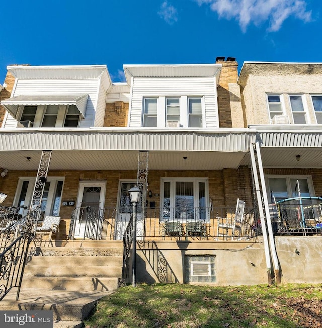 townhome / multi-family property featuring covered porch