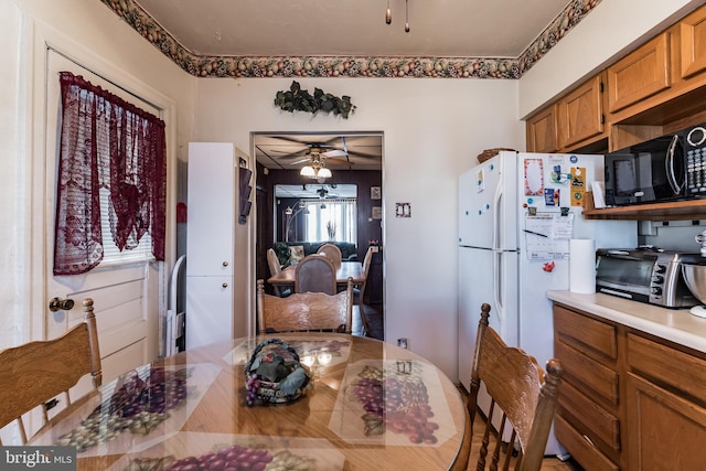 dining room featuring ceiling fan