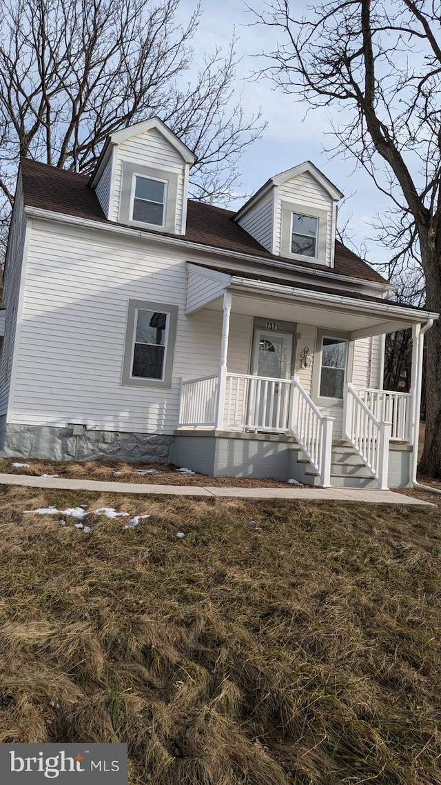 view of front facade featuring a porch and a front lawn