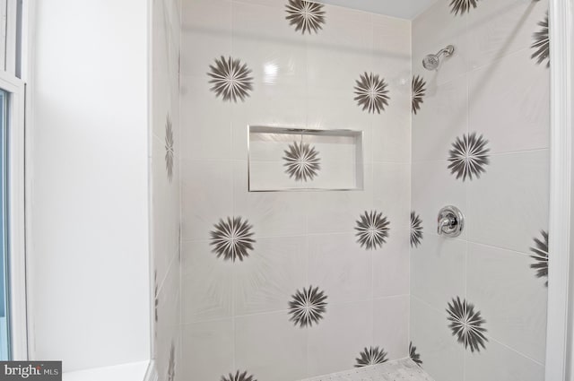 bathroom featuring a tile shower