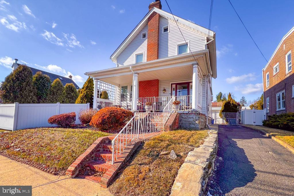 view of front facade with a porch