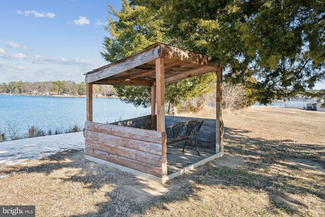 view of yard featuring a water view