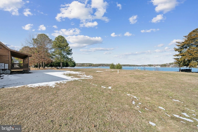 view of yard featuring a water view