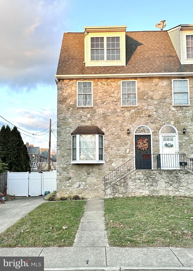 view of front facade with a front lawn