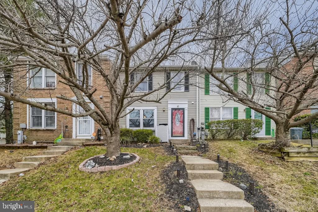 view of front of home featuring a front lawn