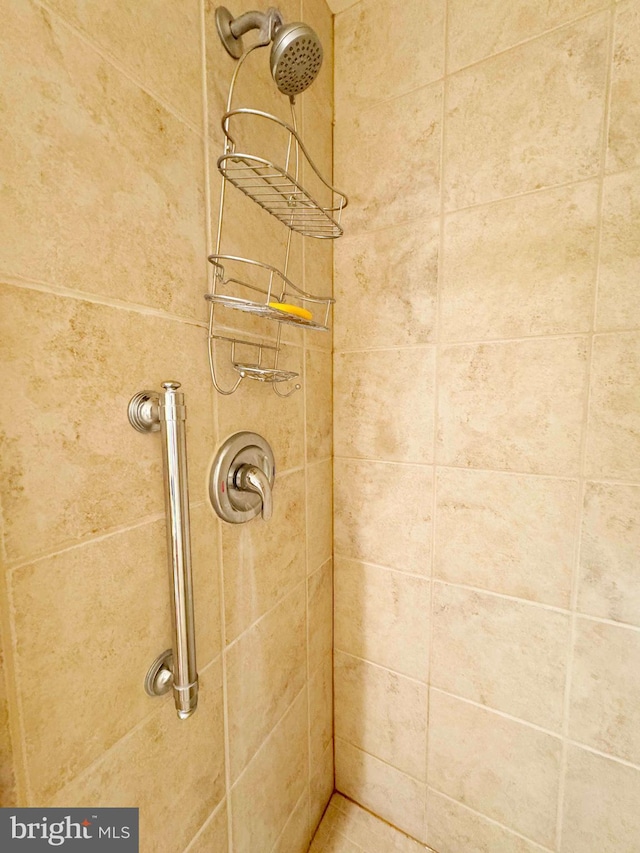 bathroom featuring tiled shower