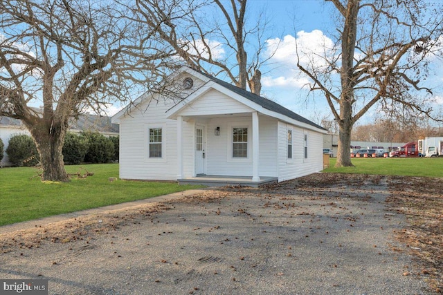 view of front of property with a front yard