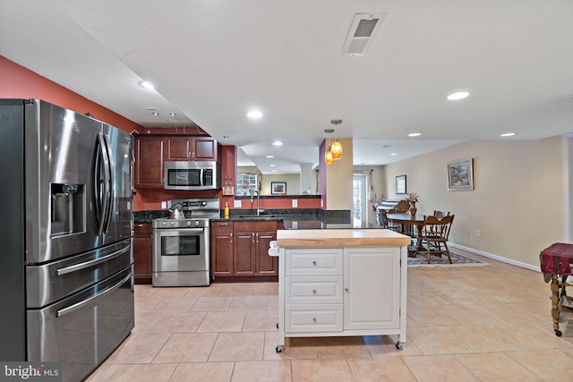 kitchen featuring light tile patterned floors, visible vents, appliances with stainless steel finishes, a sink, and recessed lighting