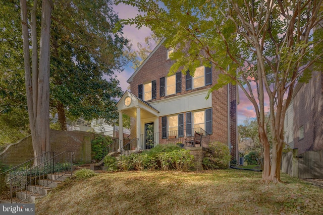 view of front facade featuring a yard