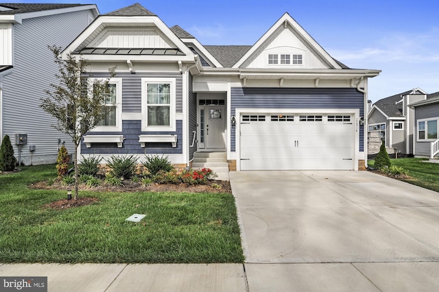 view of front of home featuring a front lawn and a garage