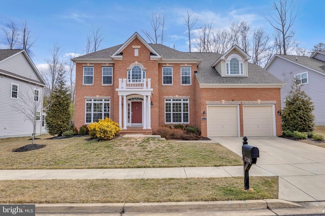 view of front of property featuring brick siding, roof with shingles, a front yard, a garage, and driveway