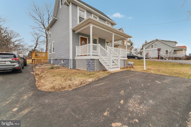 view of front of home featuring a porch and a front yard