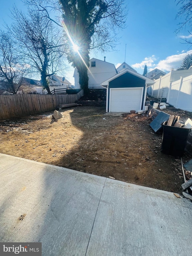 view of yard with a garage and an outdoor structure