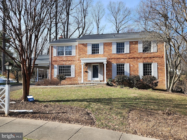 colonial house featuring a front lawn