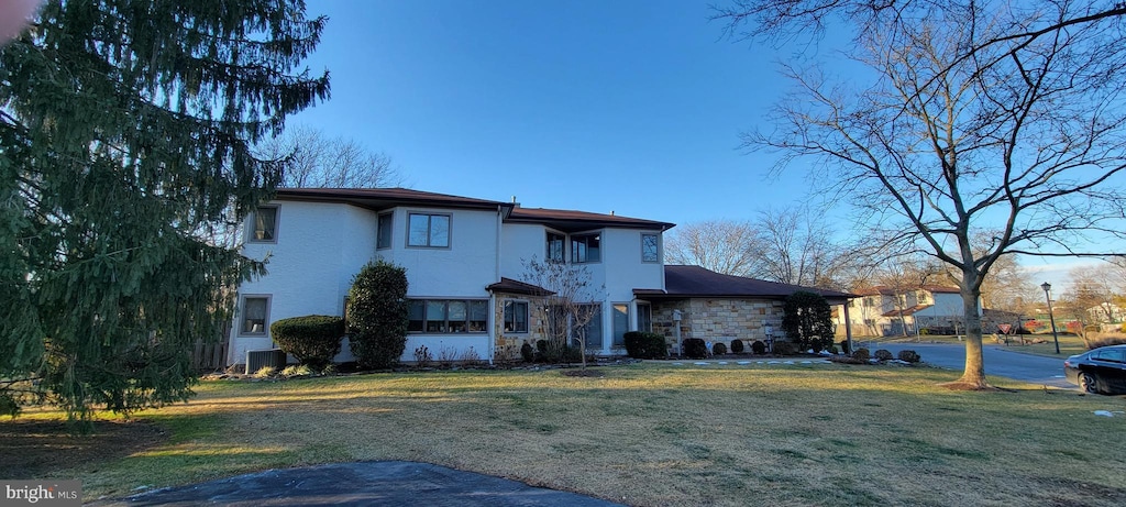 view of front of home featuring a front yard