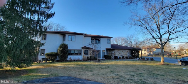 view of front of home featuring a front yard