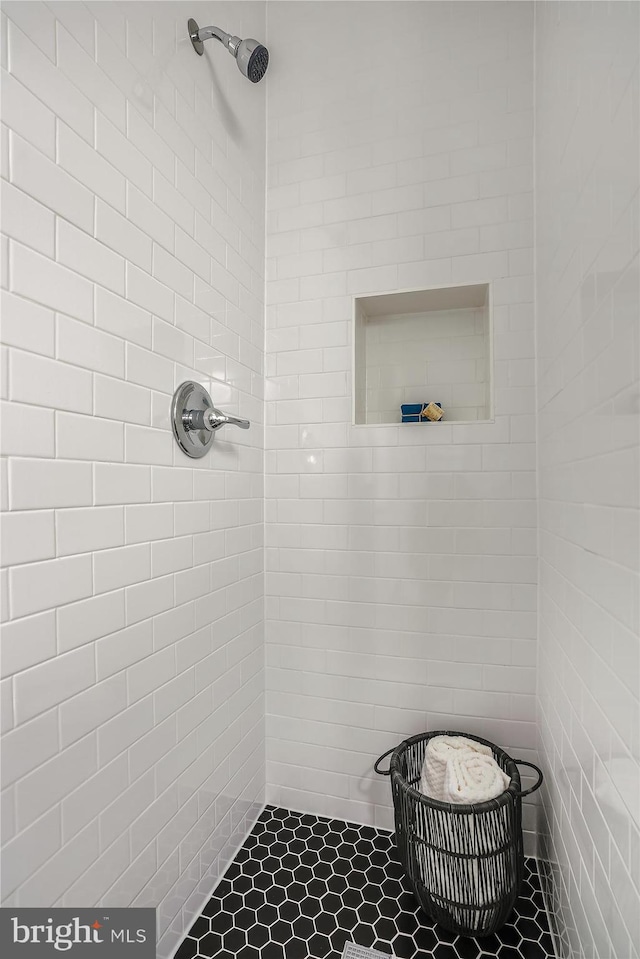 bathroom featuring tiled shower