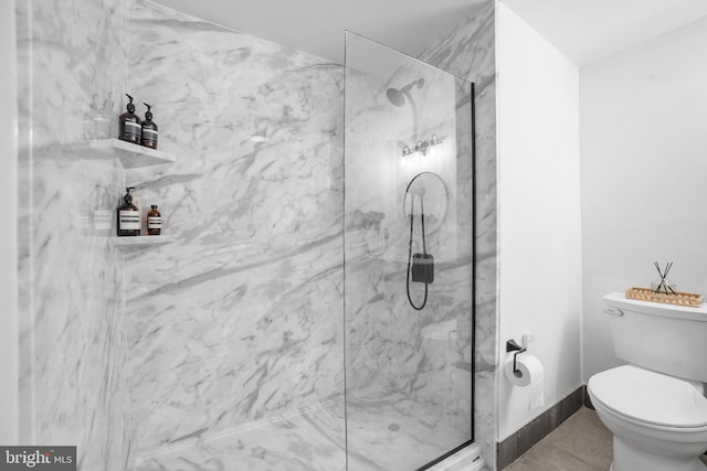 bathroom with toilet and a tile shower