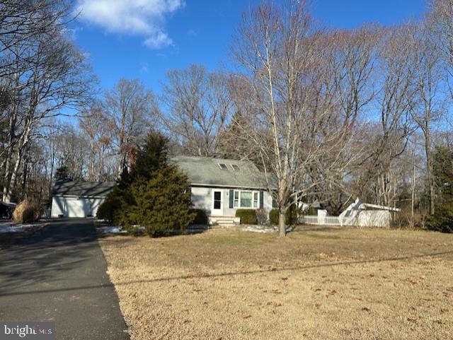 view of front of home featuring a front yard and a garage