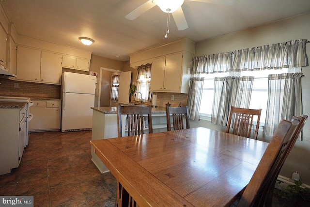 dining room with sink and ceiling fan