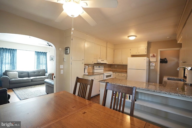 dining space featuring sink and ceiling fan