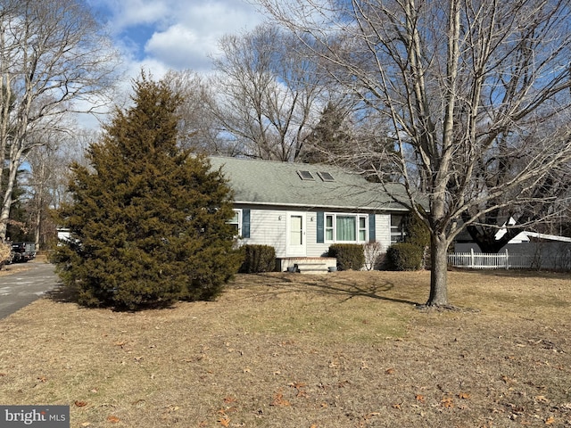 view of front facade with a front yard