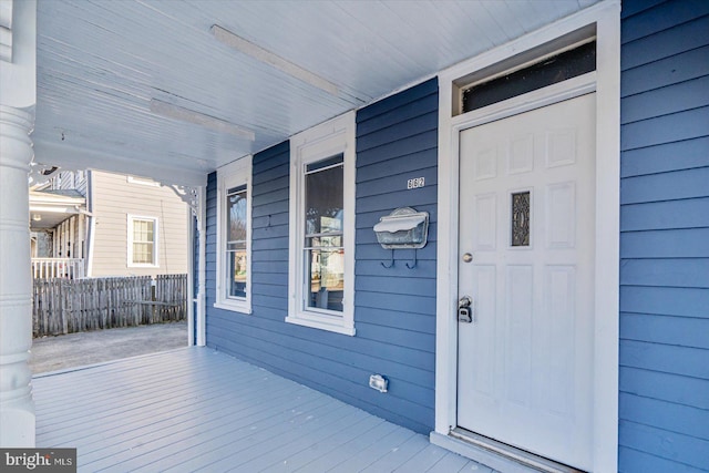 property entrance featuring a porch